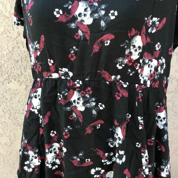 Torrid Skull and Flowers Challis Top - Picture 2 of 11